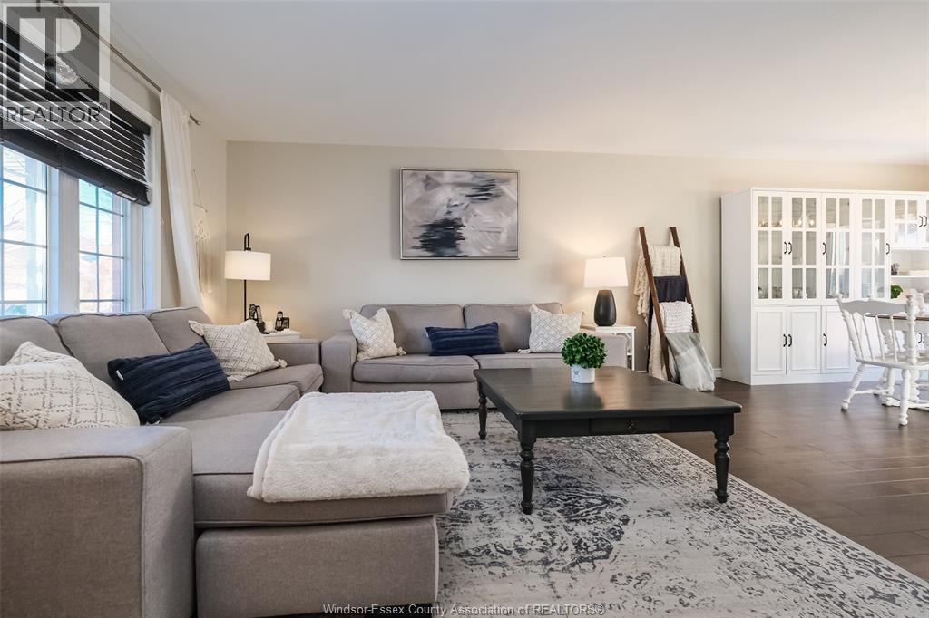1013 Treverton, Windsor, ON - Indoor Photo Showing Living Room