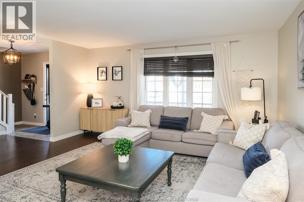 1013 Treverton, Windsor, ON - Indoor Photo Showing Living Room