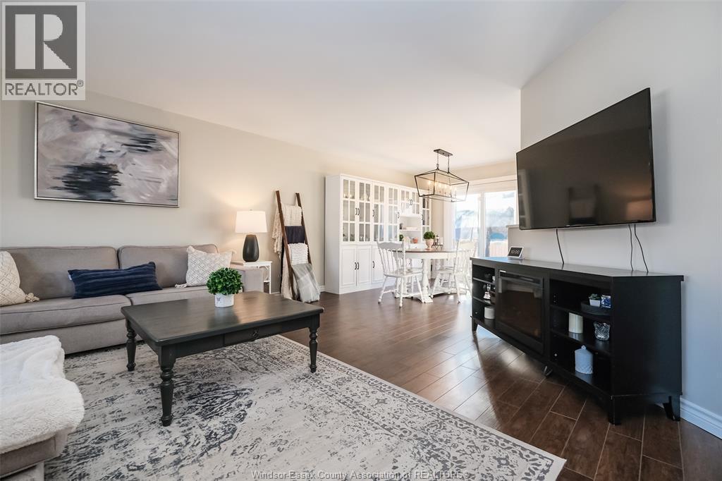 1013 Treverton, Windsor, ON - Indoor Photo Showing Living Room