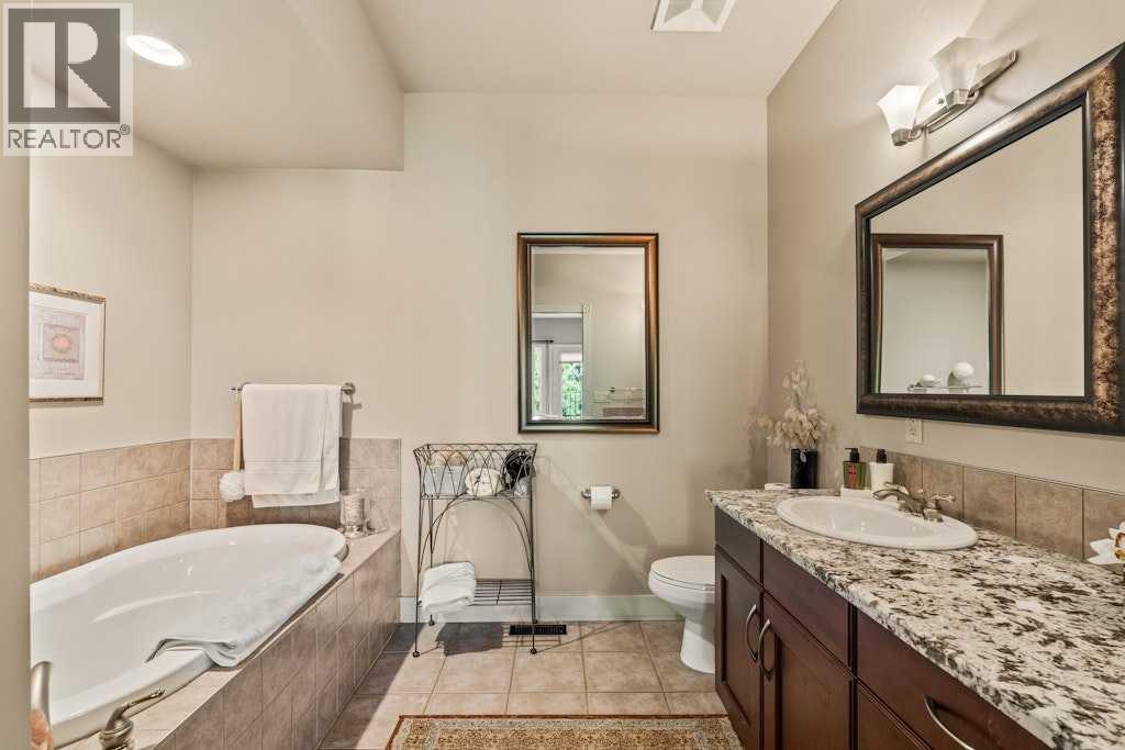 2421 Erlton Street Sw, Calgary, AB - Indoor Photo Showing Bathroom