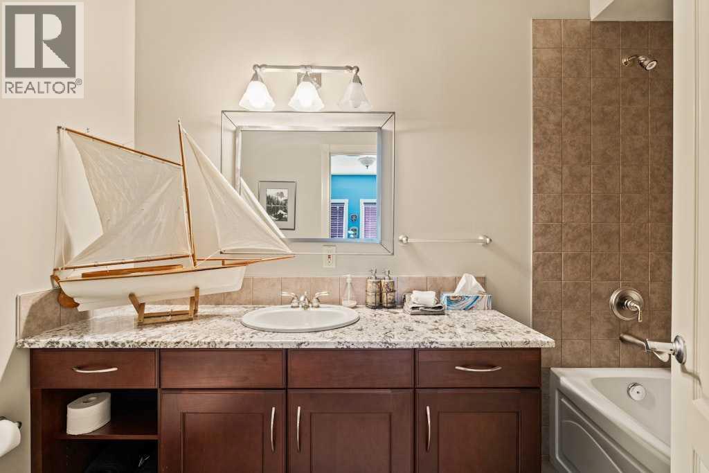 2421 Erlton Street Sw, Calgary, AB - Indoor Photo Showing Bathroom