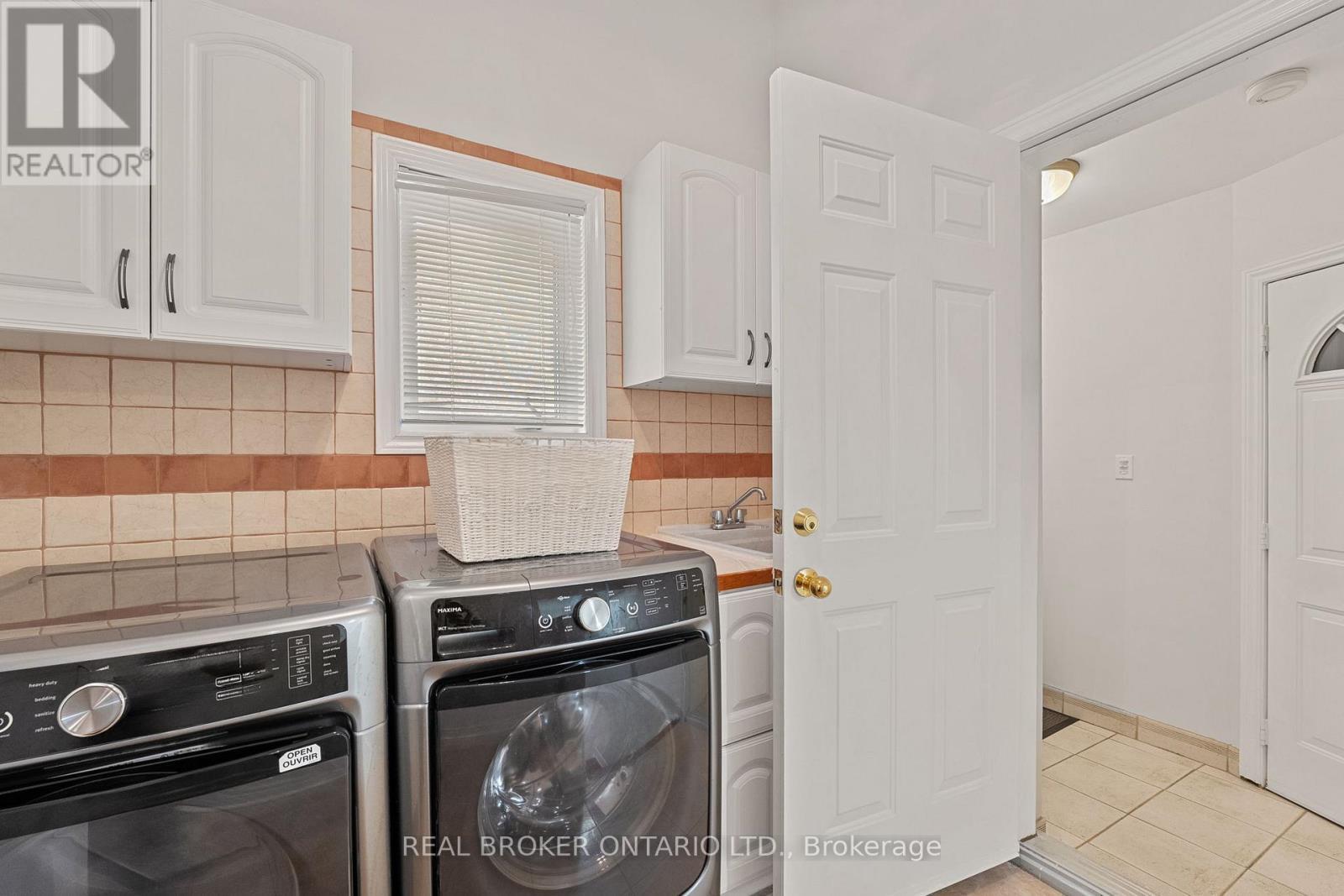 58 Calera Crescent, Vaughan, ON - Indoor Photo Showing Laundry Room