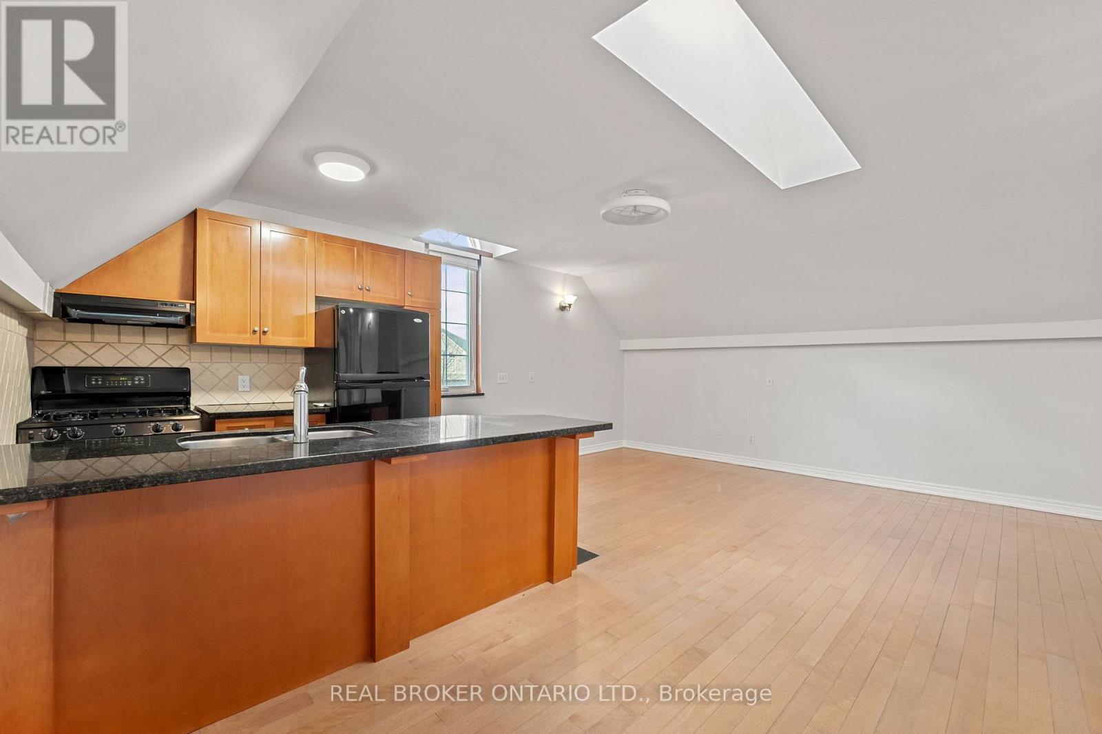 58 Calera Crescent, Vaughan, ON - Indoor Photo Showing Kitchen