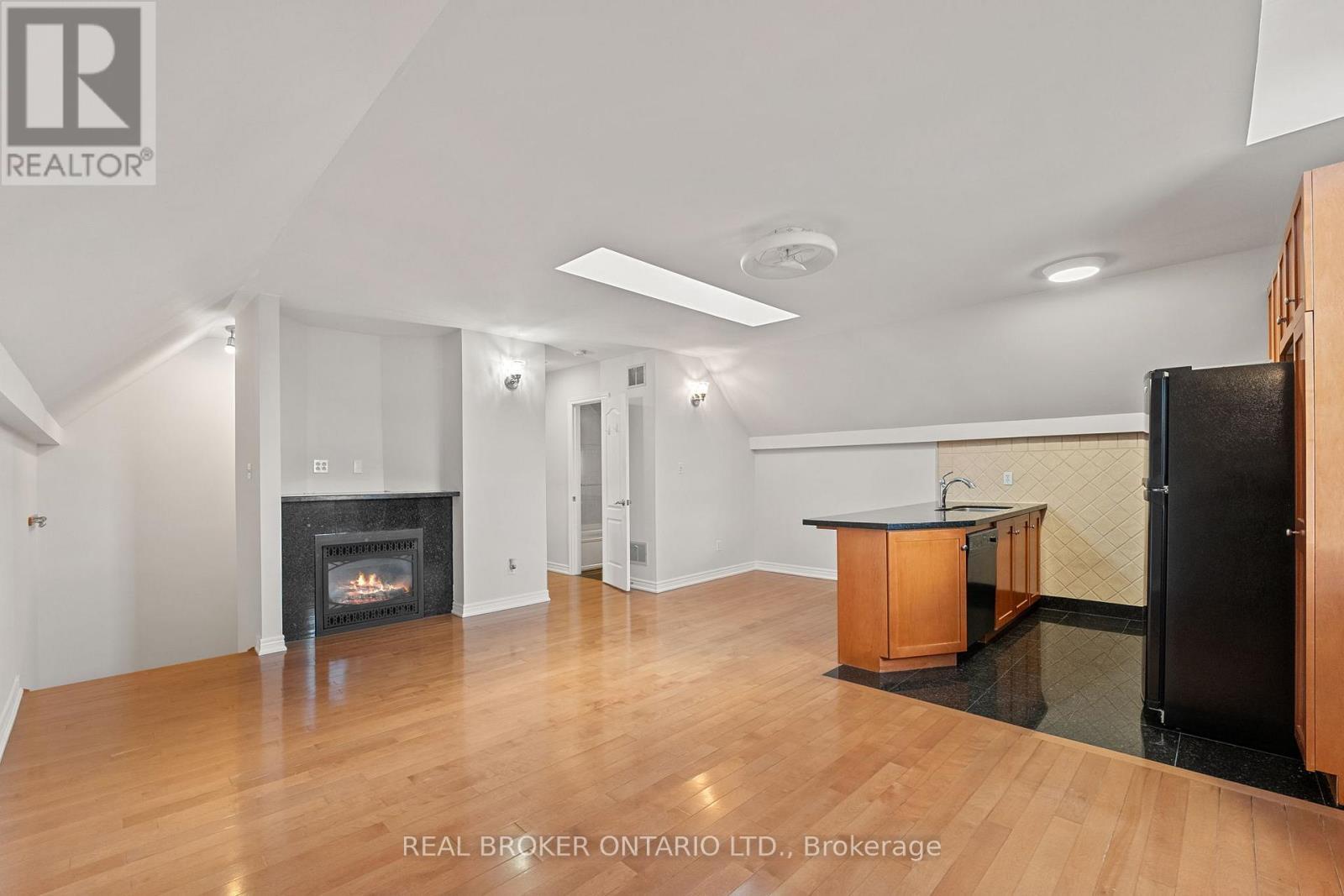 58 Calera Crescent, Vaughan, ON - Indoor With Fireplace