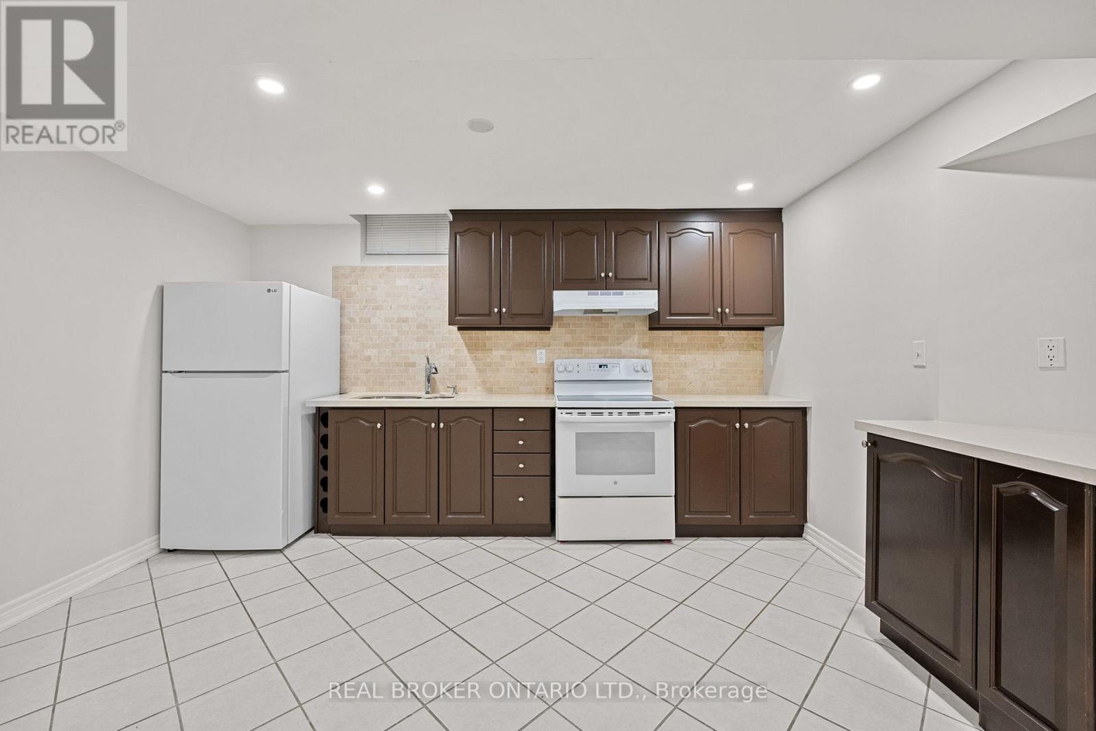 58 Calera Crescent, Vaughan, ON - Indoor Photo Showing Kitchen