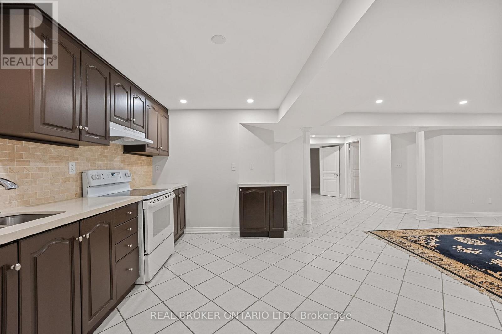 58 Calera Crescent, Vaughan, ON - Indoor Photo Showing Kitchen