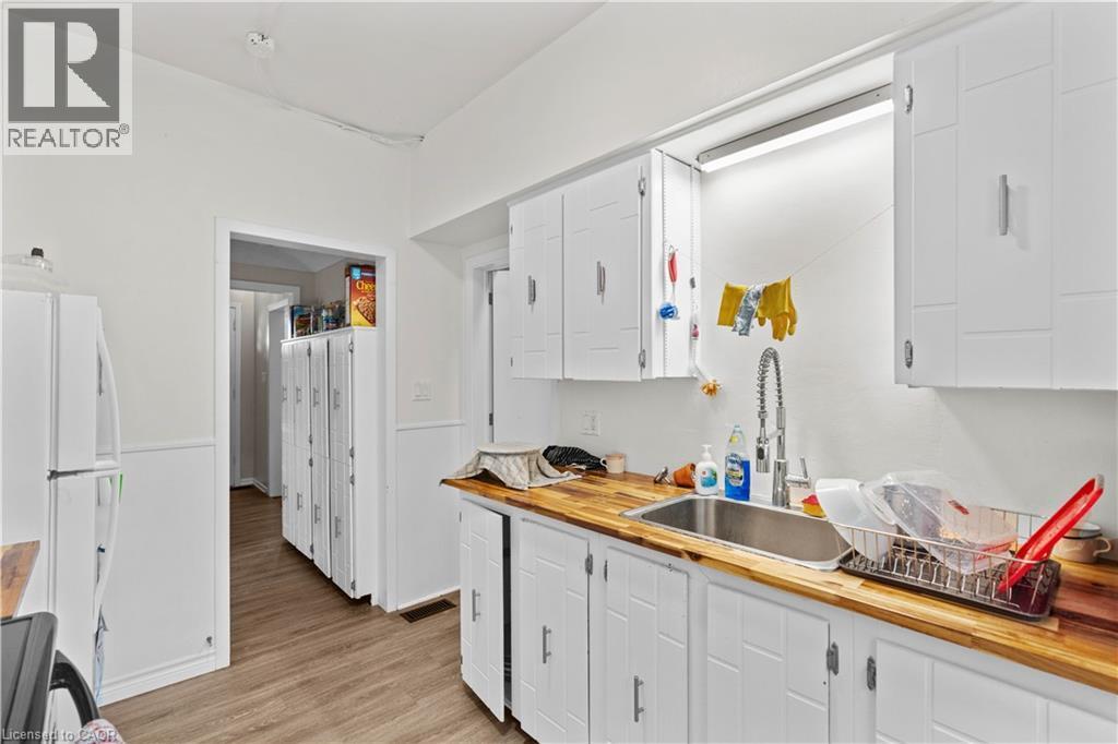 33 Cline Avenue N, Hamilton, ON - Indoor Photo Showing Kitchen