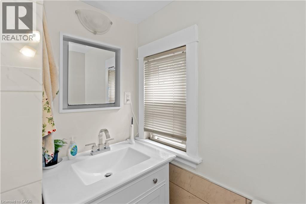33 Cline Avenue N, Hamilton, ON - Indoor Photo Showing Bathroom