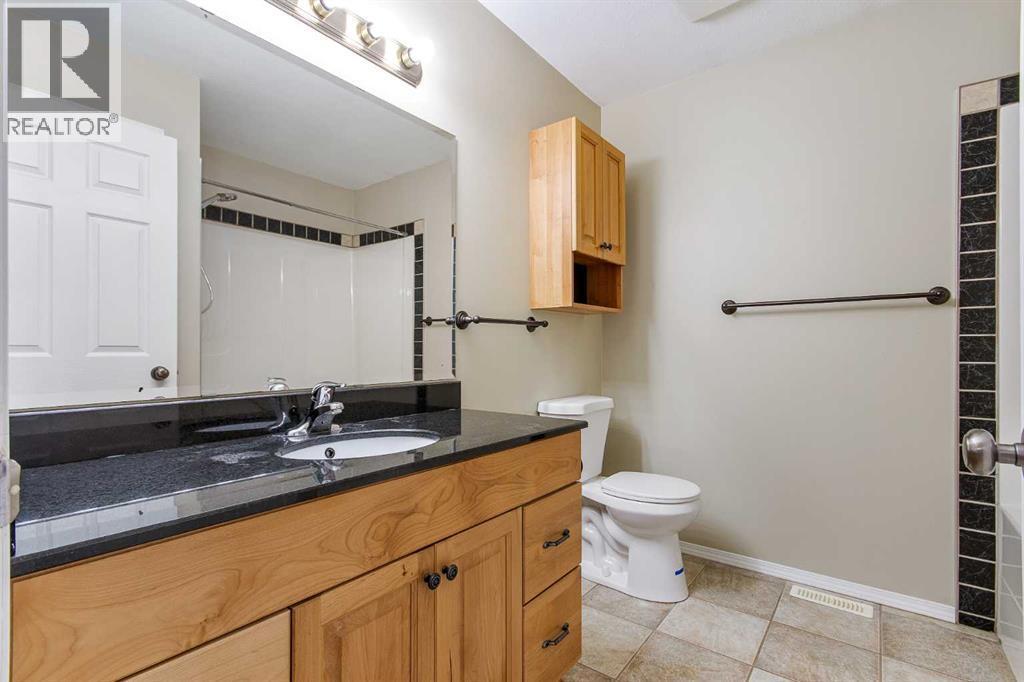 5105 21 Street Close, Lloydminster, AB - Indoor Photo Showing Bathroom