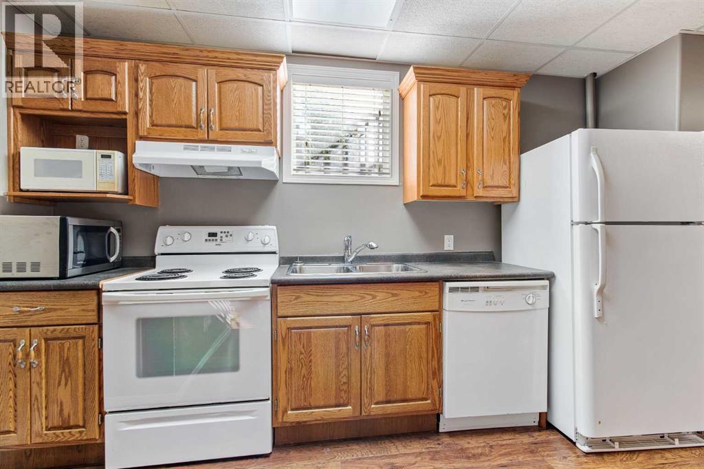 5105 21 Street Close, Lloydminster, AB - Indoor Photo Showing Kitchen With Double Sink