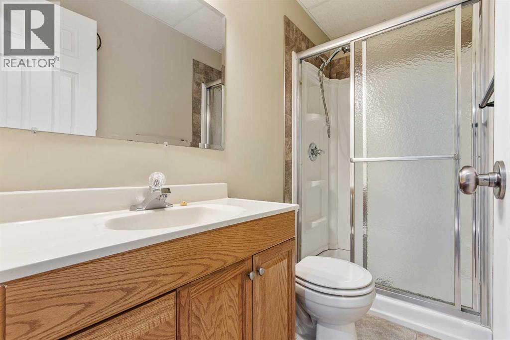 5105 21 Street Close, Lloydminster, AB - Indoor Photo Showing Bathroom