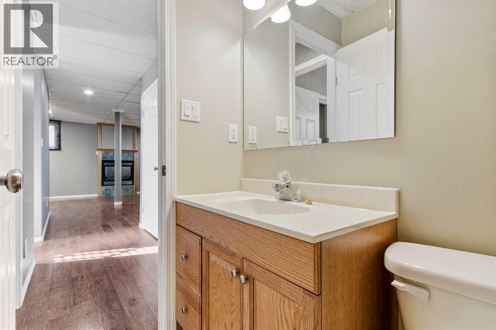 5105 21 Street Close, Lloydminster, AB - Indoor Photo Showing Bathroom