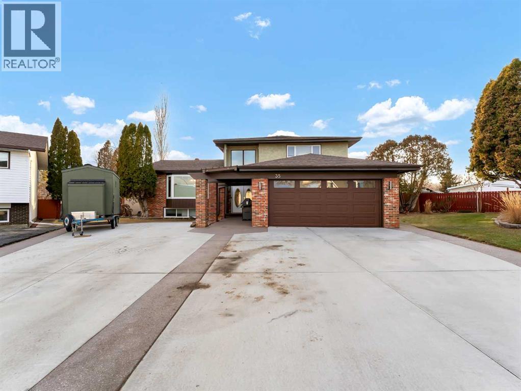 35 Horner Court Ne, Medicine Hat, AB - Outdoor With Facade