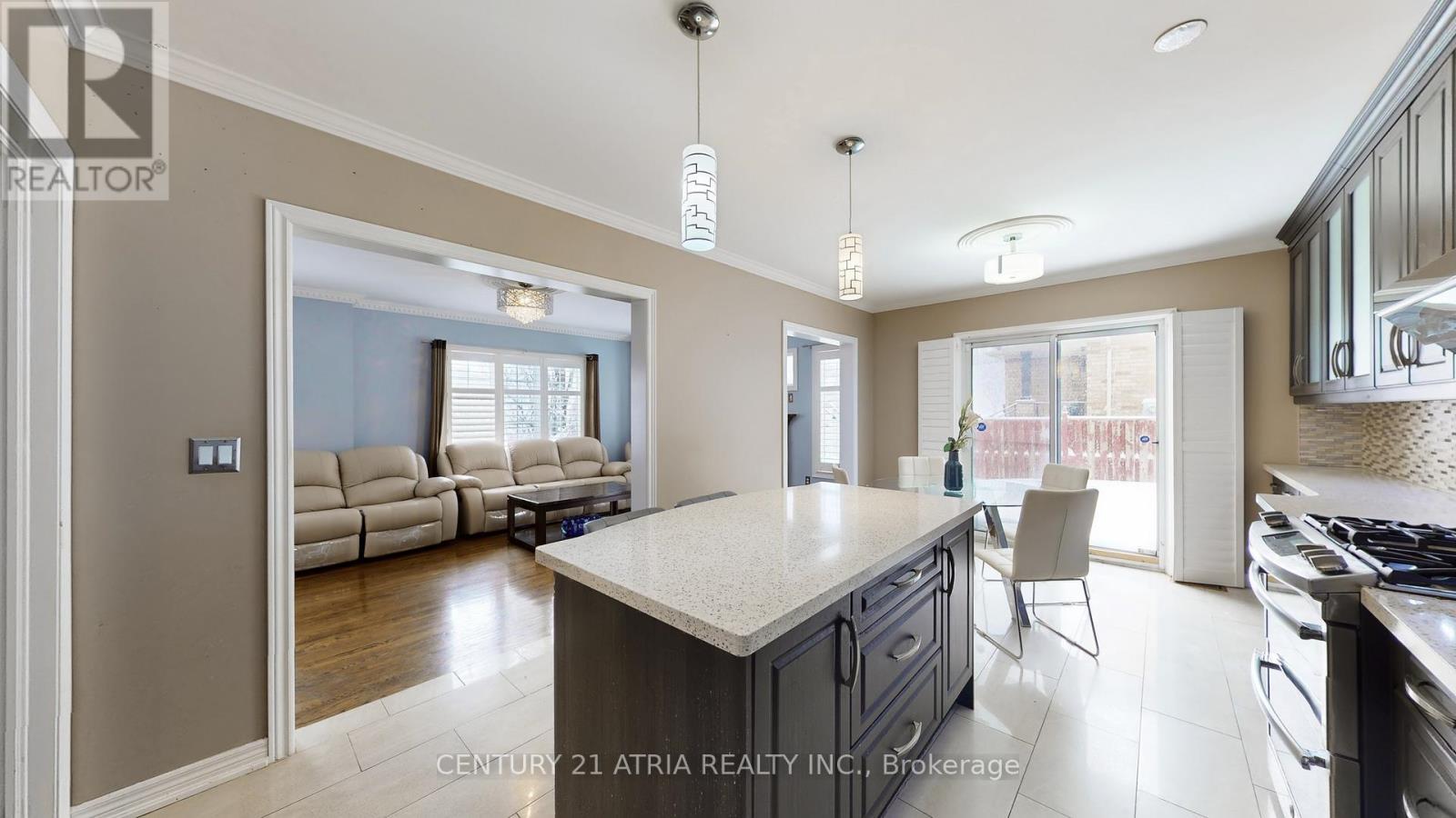 881 Knotty Pine Grove, Mississauga, ON - Indoor Photo Showing Kitchen