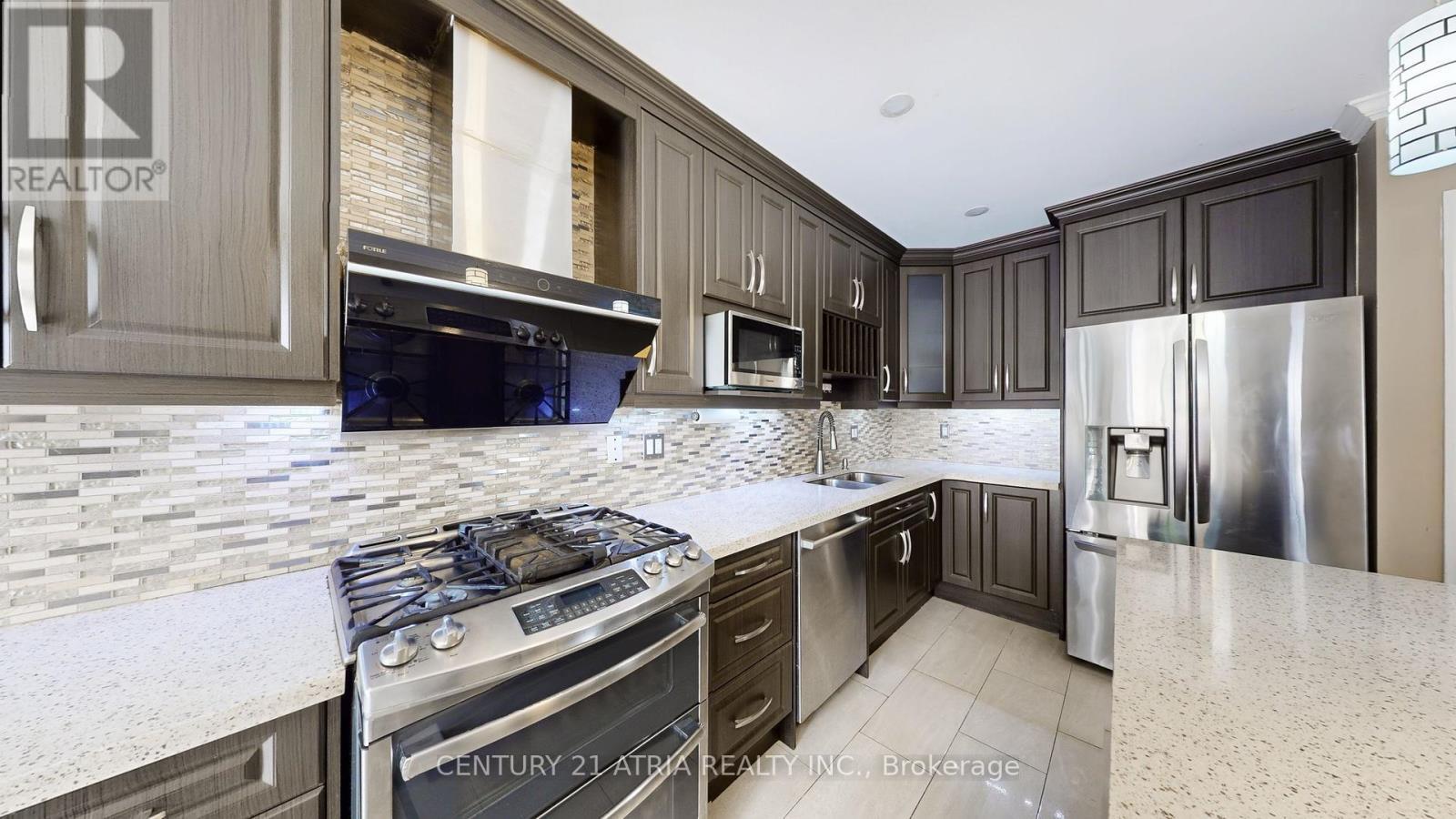 881 Knotty Pine Grove, Mississauga, ON - Indoor Photo Showing Kitchen With Double Sink With Upgraded Kitchen