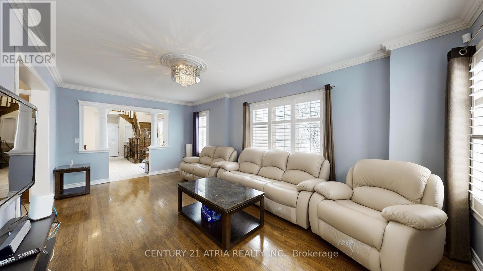 881 Knotty Pine Grove, Mississauga, ON - Indoor Photo Showing Living Room