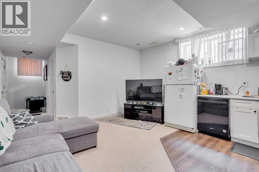 176 Maple Leaf Lane, Fort Mcmurray, AB - Indoor Photo Showing Living Room
