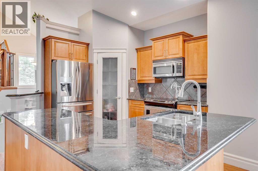 176 Maple Leaf Lane, Fort Mcmurray, AB - Indoor Photo Showing Kitchen With Stainless Steel Kitchen With Double Sink With Upgraded Kitchen