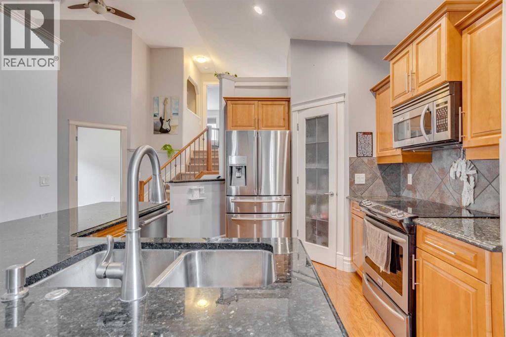 176 Maple Leaf Lane, Fort Mcmurray, AB - Indoor Photo Showing Kitchen With Stainless Steel Kitchen With Double Sink With Upgraded Kitchen