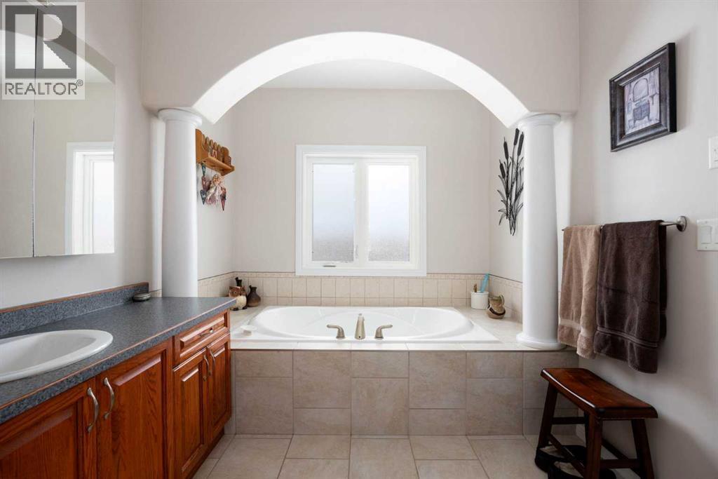 Soaker Jet tub - 237 Trillium Road, Fort Mcmurray, AB - Indoor Photo Showing Bathroom