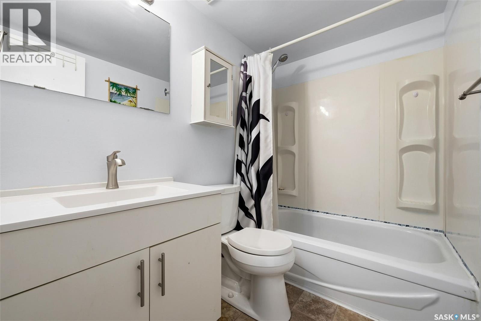 A 64 Nollet Avenue, Regina, SK - Indoor Photo Showing Bathroom