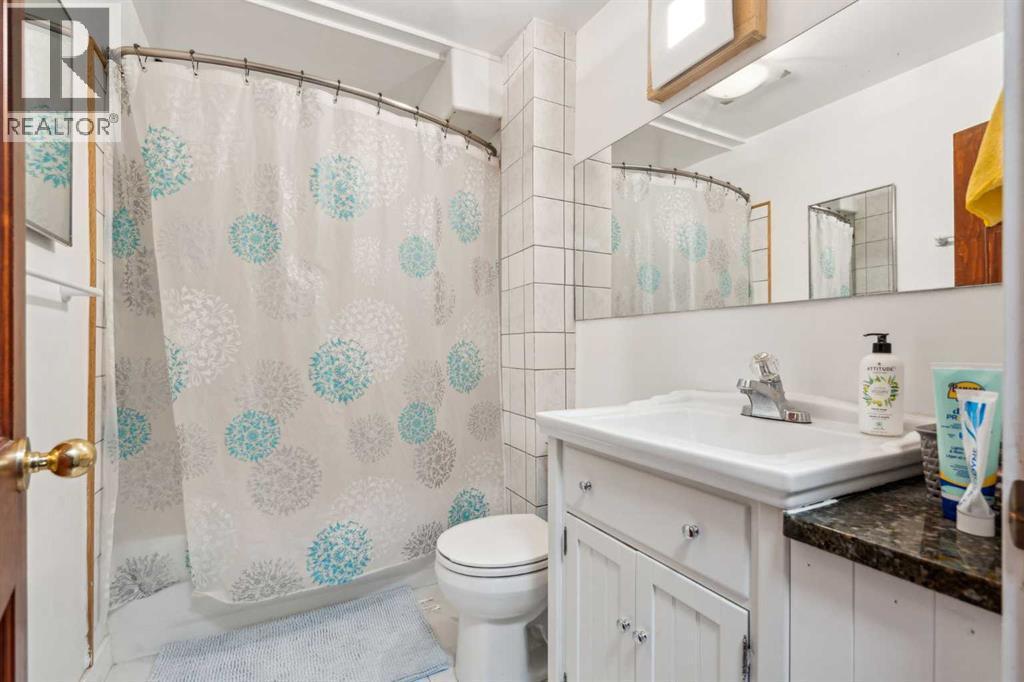475 27 Avenue Nw, Calgary, AB - Indoor Photo Showing Bathroom