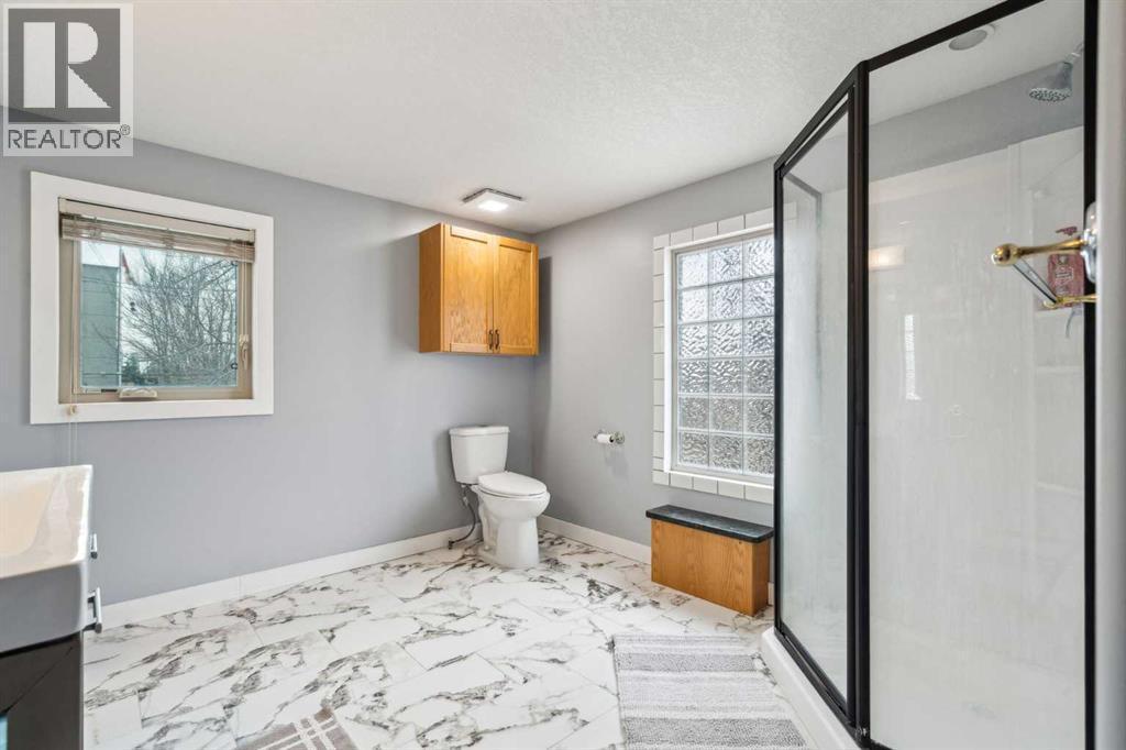 475 27 Avenue Nw, Calgary, AB - Indoor Photo Showing Bathroom
