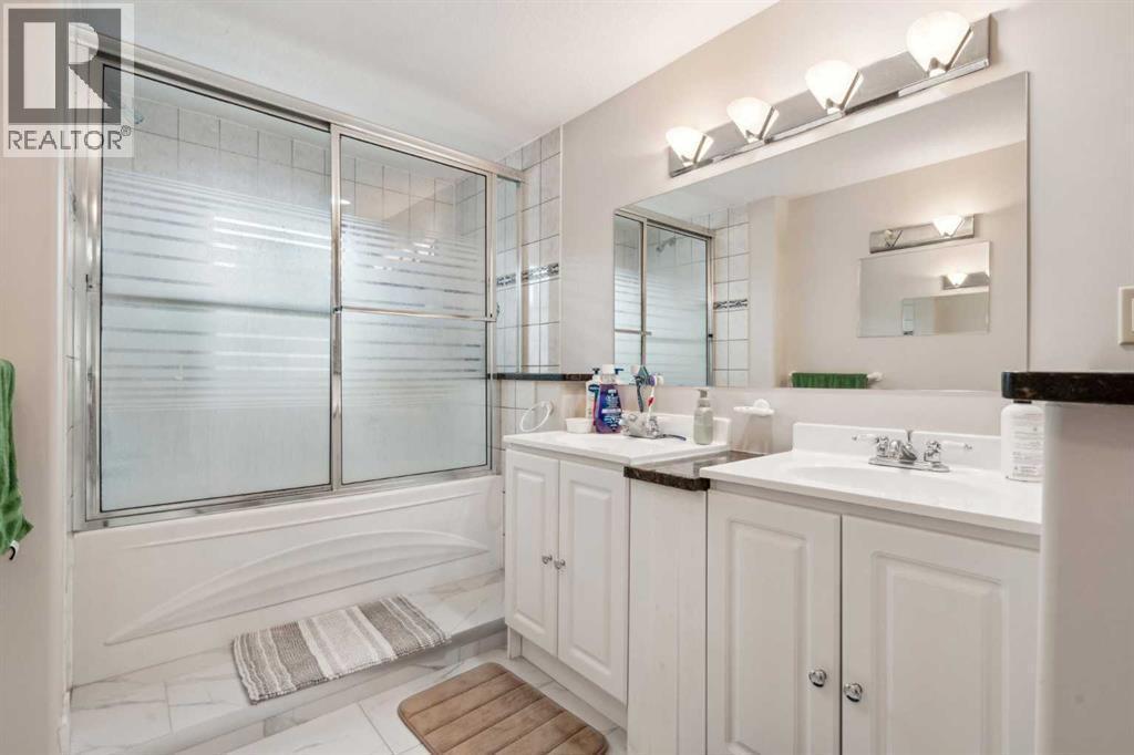 475 27 Avenue Nw, Calgary, AB - Indoor Photo Showing Bathroom