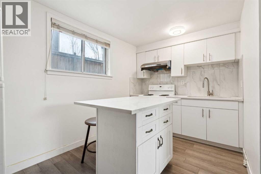 475 27 Avenue Nw, Calgary, AB - Indoor Photo Showing Kitchen