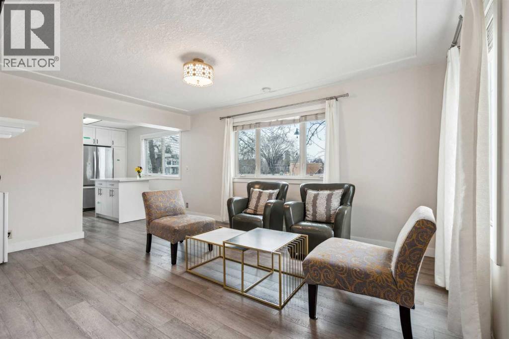 475 27 Avenue Nw, Calgary, AB - Indoor Photo Showing Living Room