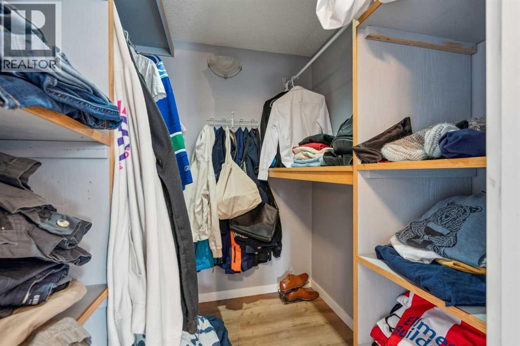 475 27 Avenue Nw, Calgary, AB - Indoor With Storage