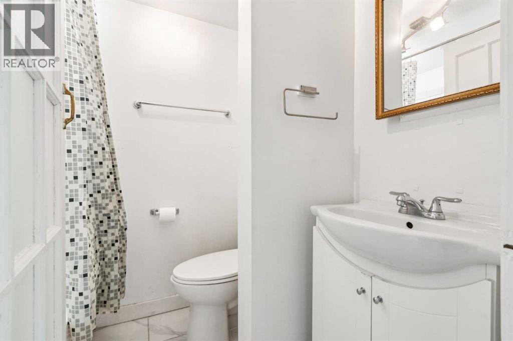 475 27 Avenue Nw, Calgary, AB - Indoor Photo Showing Bathroom