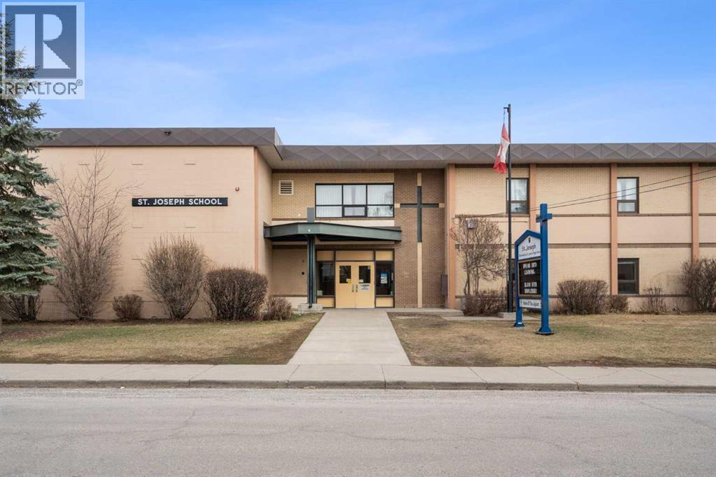 475 27 Avenue Nw, Calgary, AB - Outdoor With Facade