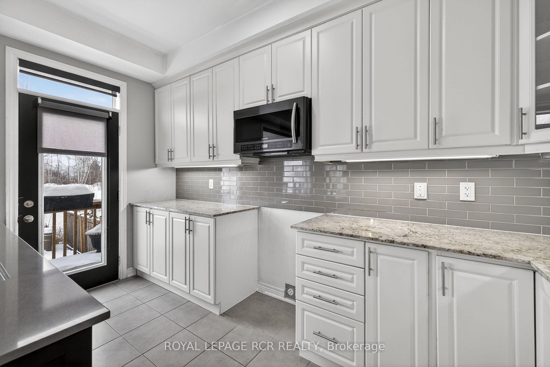 82 Lampkin Street, Georgina, ON - Indoor Photo Showing Kitchen With Upgraded Kitchen