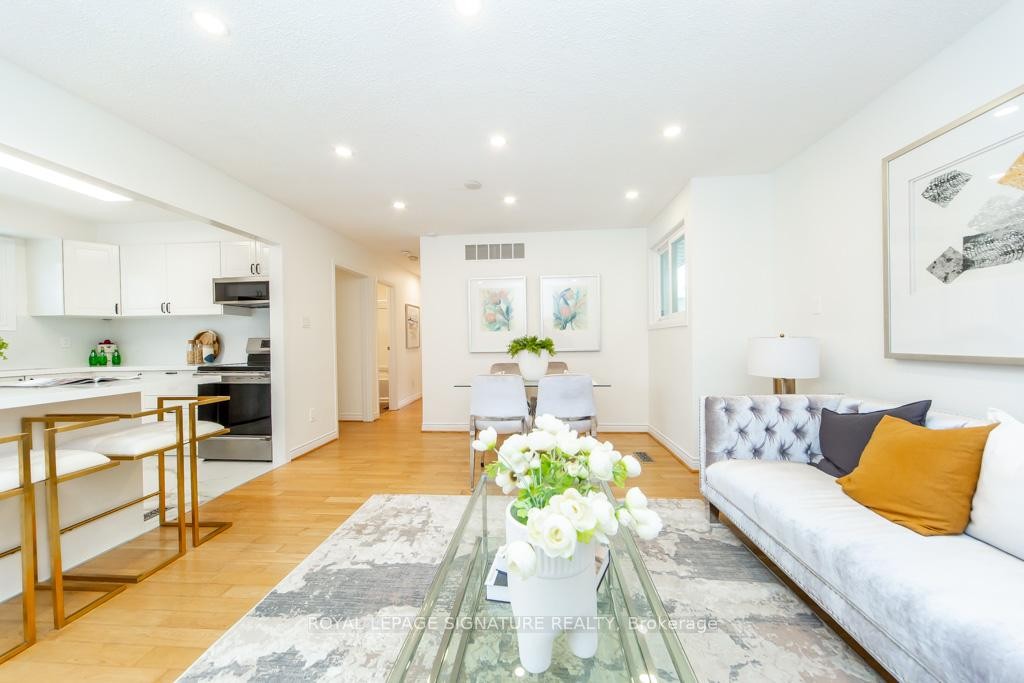 6172 Kindree Circle, Mississauga, ON - Indoor Photo Showing Living Room