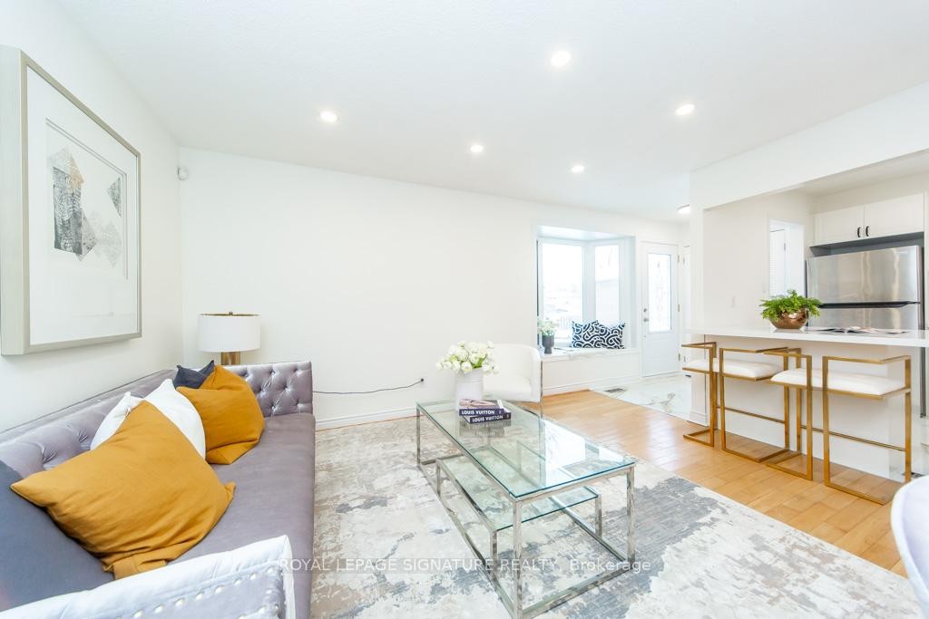 6172 Kindree Circle, Mississauga, ON - Indoor Photo Showing Living Room