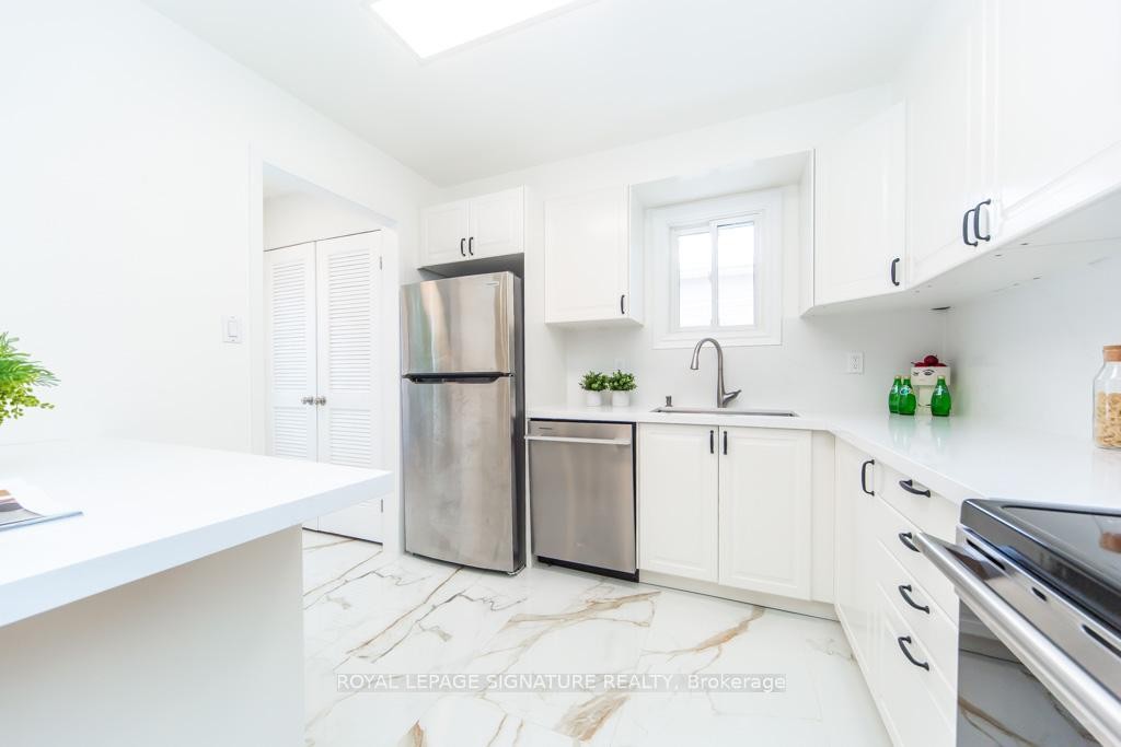 6172 Kindree Circle, Mississauga, ON - Indoor Photo Showing Kitchen