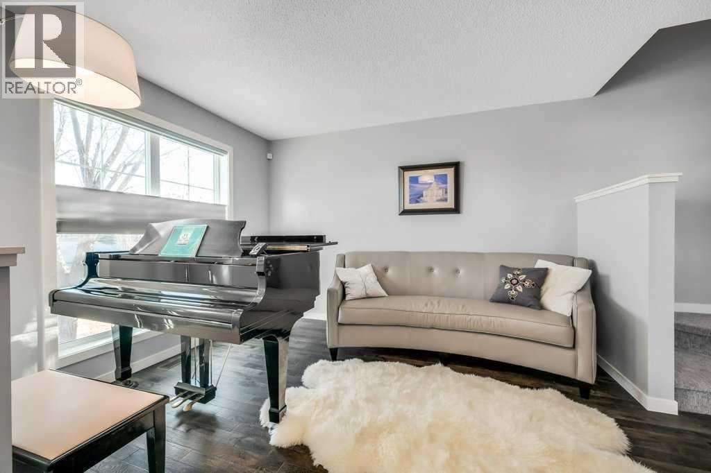 731, 101 Sunset Drive, Cochrane, AB - Indoor Photo Showing Living Room
