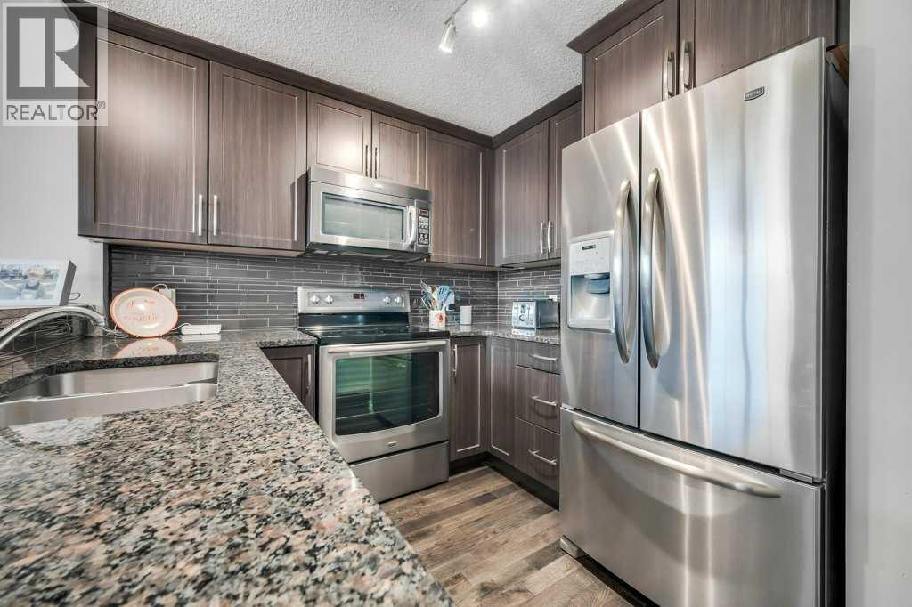 731, 101 Sunset Drive, Cochrane, AB - Indoor Photo Showing Kitchen With Stainless Steel Kitchen With Double Sink