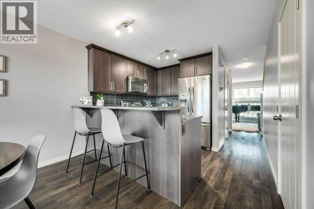 731, 101 Sunset Drive, Cochrane, AB - Indoor Photo Showing Kitchen With Upgraded Kitchen