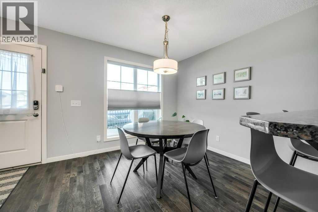 731, 101 Sunset Drive, Cochrane, AB - Indoor Photo Showing Dining Room