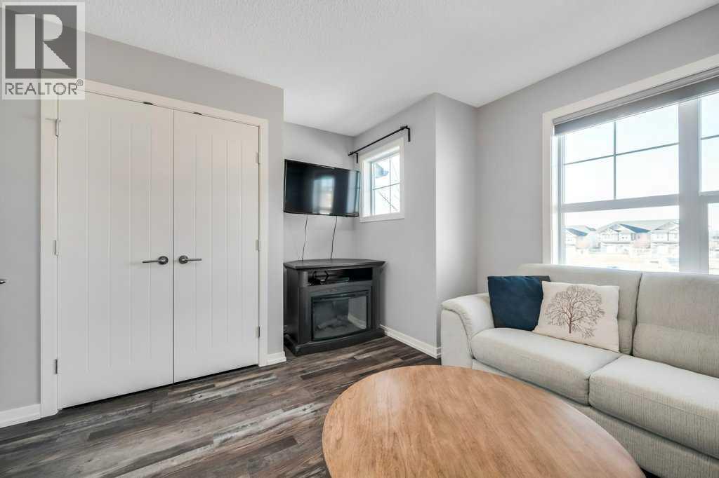 731, 101 Sunset Drive, Cochrane, AB - Indoor Photo Showing Living Room With Fireplace
