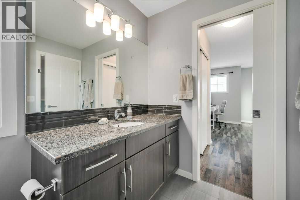 731, 101 Sunset Drive, Cochrane, AB - Indoor Photo Showing Bathroom