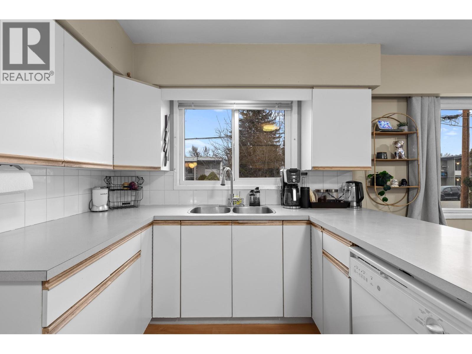 1231 Kelglen Crescent, Kelowna, BC - Indoor Photo Showing Kitchen With Double Sink