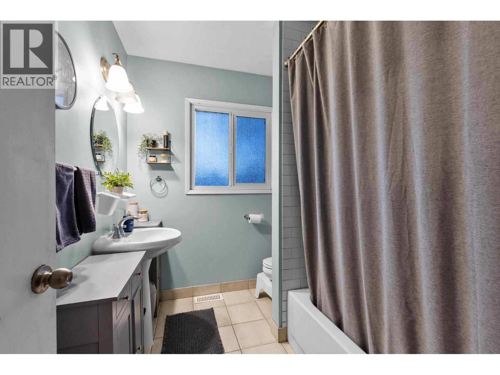 1231 Kelglen Crescent, Kelowna, BC - Indoor Photo Showing Bathroom