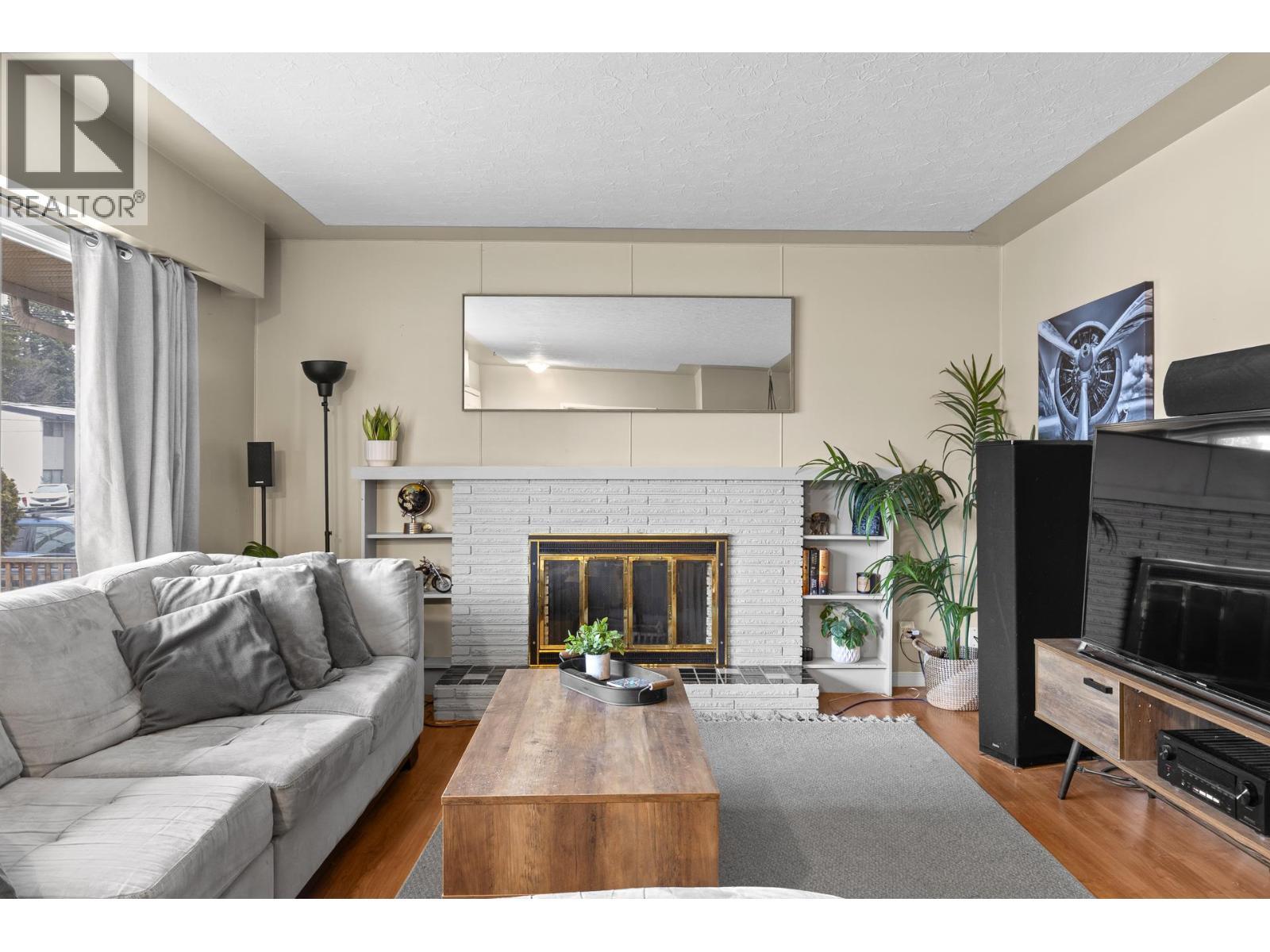 1231 Kelglen Crescent, Kelowna, BC - Indoor Photo Showing Living Room With Fireplace