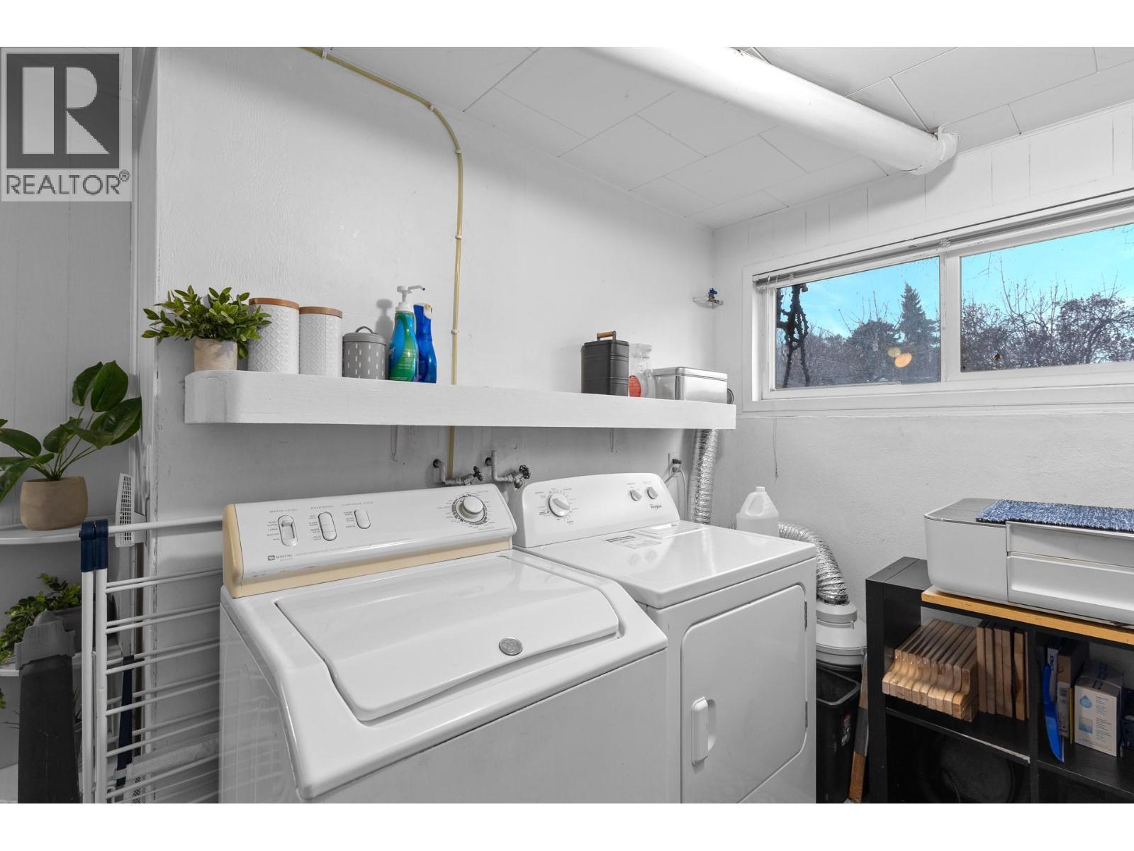 1231 Kelglen Crescent, Kelowna, BC - Indoor Photo Showing Laundry Room