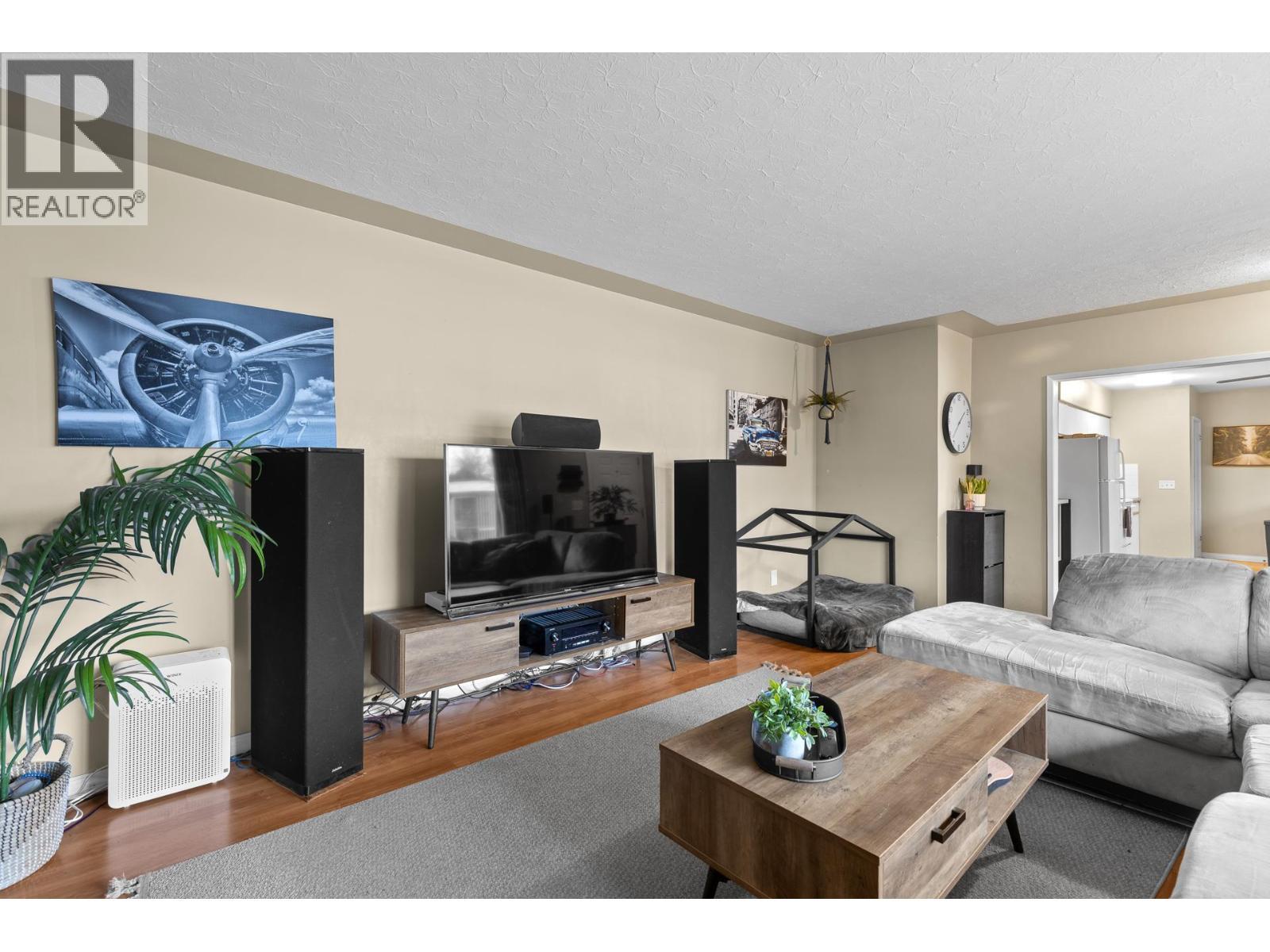 1231 Kelglen Crescent, Kelowna, BC - Indoor Photo Showing Living Room