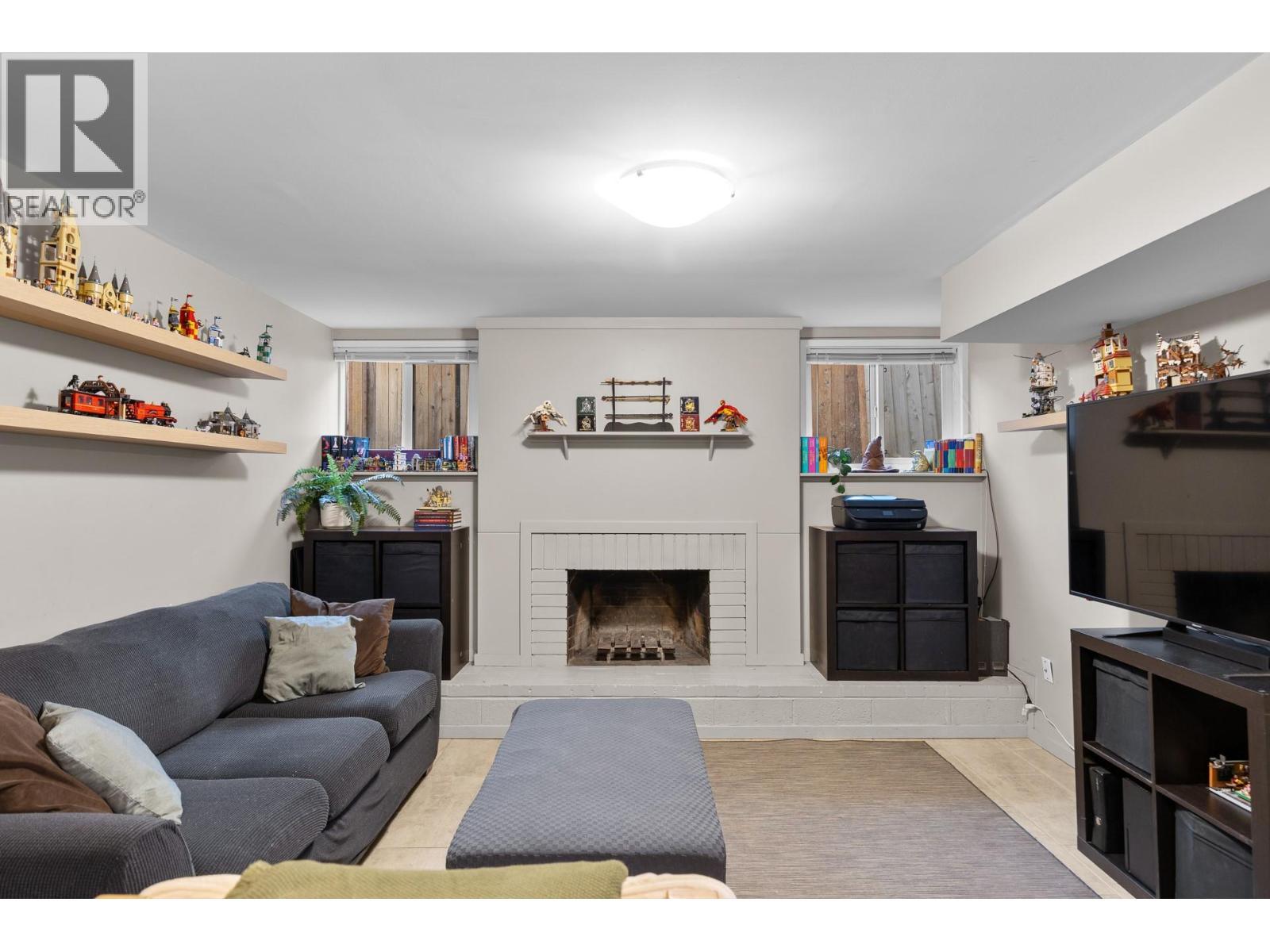 1231 Kelglen Crescent, Kelowna, BC - Indoor Photo Showing Living Room With Fireplace