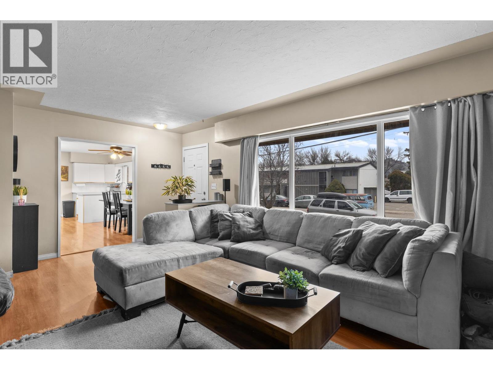 1231 Kelglen Crescent, Kelowna, BC - Indoor Photo Showing Living Room